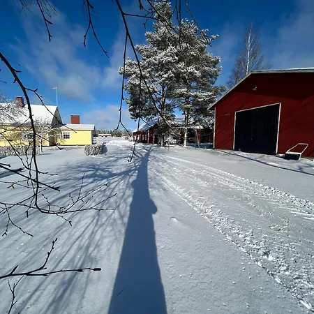 Maalaistalo, Pienessae Kylaessae, Vakkilassa Nyaraló